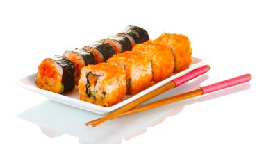 plaka ve yemek çubukları üzerinde beyaz izole lezzetli sushi