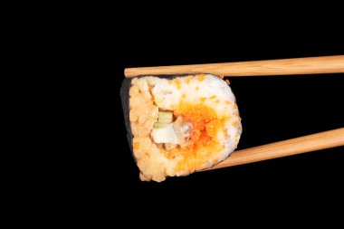lezzetli suşi ve siyah arka plan üzerine chopsticks