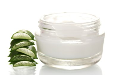 aloe vera ve üzerinde beyaz izole krem