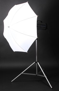 Stüdyo flash ile gri arka plan üzerinde şemsiye