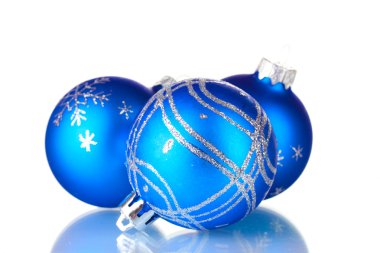 Beyaz arka plan üzerinde izole mavi Noel topları