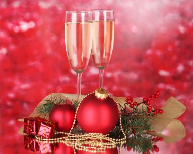 iki bardak kırmızı Noel dekorasyonu ile