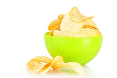 beyaz izole kase lezzetli patates cipsi