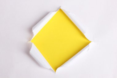 sarı arka plana sahip yırtık kağıt