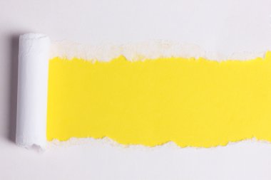 sarı arka plana sahip yırtık kağıt
