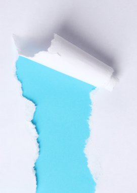 mavi arka plan ile yırtık kağıt