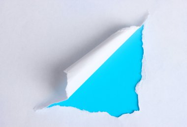 mavi arka plan ile yırtık kağıt