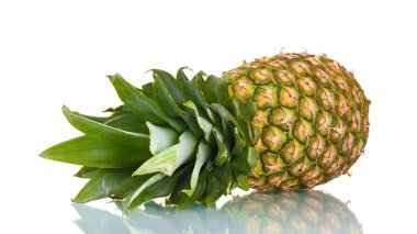 Beyaz üzerine izole edilmiş ananas