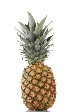 Beyaz üzerine izole edilmiş ananas