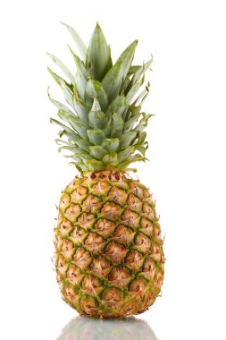 Beyaz üzerine izole edilmiş ananas