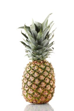 Beyaz üzerine izole edilmiş ananas