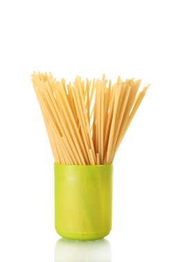 parlak bir yeşil fincan beyaz izole spagetti