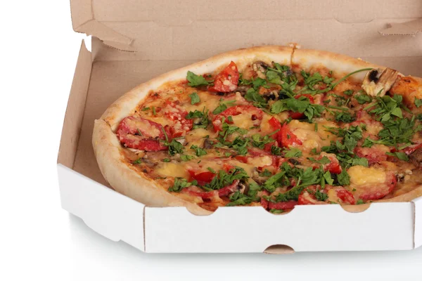 Deliziosa pizza con salsiccia e verdure nella confezione isolata su whit — Foto Stock