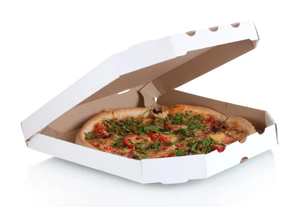 Leckere Pizza mit Wurst und Gemüse in der Packung isoliert an Pfingsten — Stockfoto