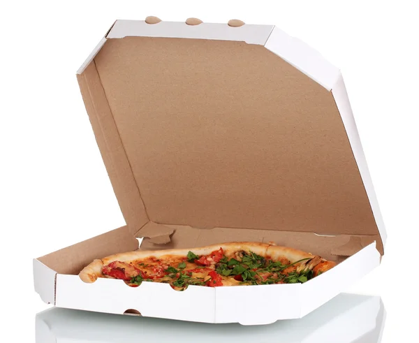 Délicieuse pizza aux saucisses et légumes dans l'emballage isolé au whit — Photo