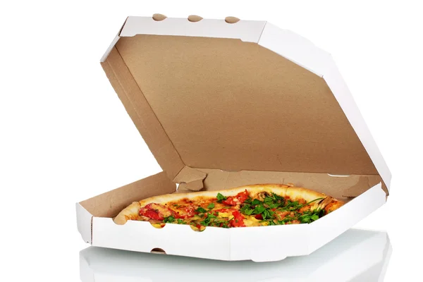 Deliciosa pizza con salchichas y verduras en el paquete aislado en whit —  Fotos de Stock