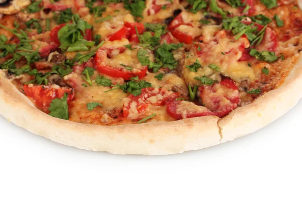Pyszne pizza z kiełbasą i warzywami na białym tle — Zdjęcie stockowe
