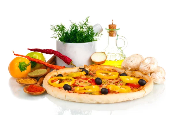 Heerlijke pizza, groenten, kruiden en olie geïsoleerd op wit — Stockfoto