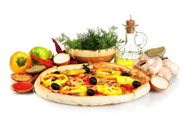 Deliciosa pizza, legumes, especiarias e óleo isolado em branco — Fotografia de Stock