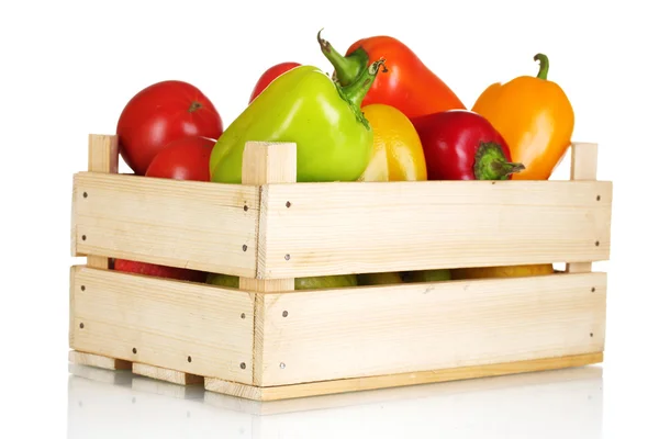 Páprica fresca e tomates em caixa de madeira isolada em branco — Fotografia de Stock