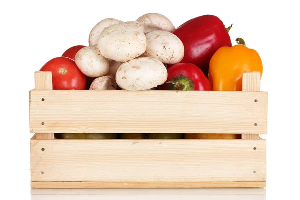 Świeże warzywa w drewnianym pudełku izolowane na białym — Zdjęcie stockowe