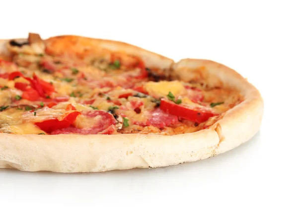 Deliciosa pizza com salsicha e legumes isolados em branco — Fotografia de Stock