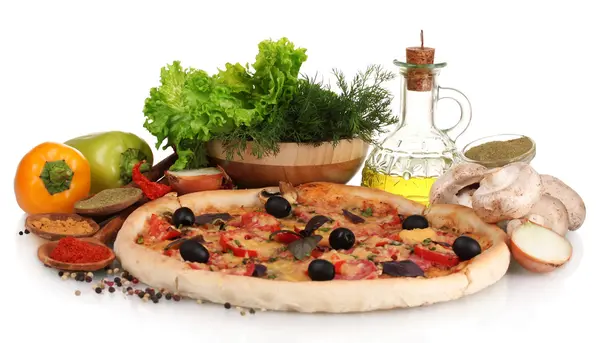 Deliciosa pizza, verduras, especias y aceite aislado en blanco —  Fotos de Stock