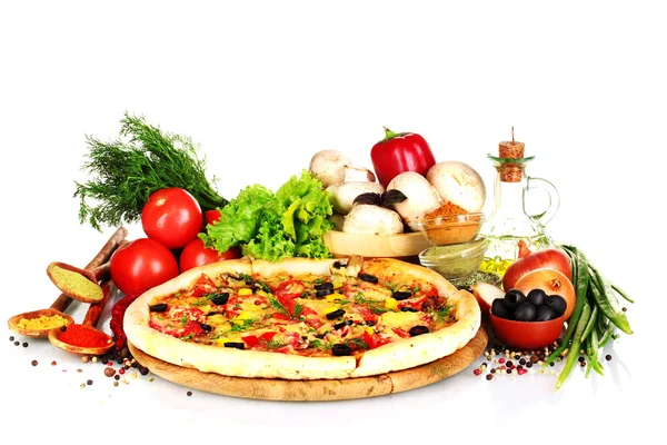 Deliciosa pizza em tábua de madeira, legumes, especiarias e óleo isolado no whi — Fotografia de Stock