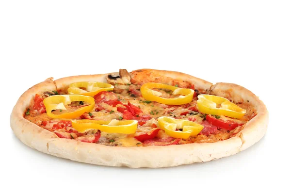 Deliciosa pizza con salchichas y verduras aisladas en blanco — Foto de Stock