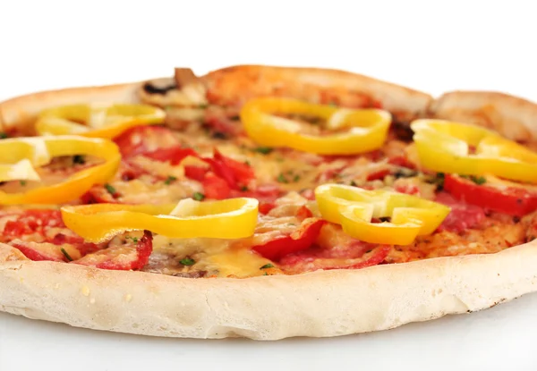 Pyszne pizza z kiełbasą i warzywami na białym tle — Zdjęcie stockowe