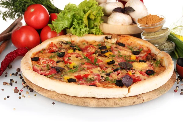 Deliziosa pizza su tavola di legno, verdure e spezie isolate su bianco — Foto Stock