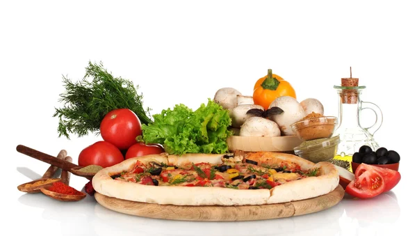 Lækker pizza på træplade, grøntsager, krydderier og olie isoleret på whi - Stock-foto