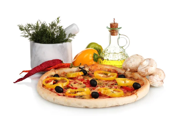 Deliciosa pizza, verduras y aceite aislado en blanco — Foto de Stock