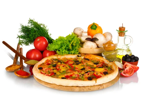 Deliziosa pizza su tavola di legno, verdure, spezie e olio isolato su whi — Foto Stock