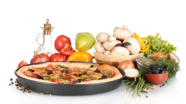 Délicieuse pizza sur assiette, légumes et épices isolés sur blanc — Photo