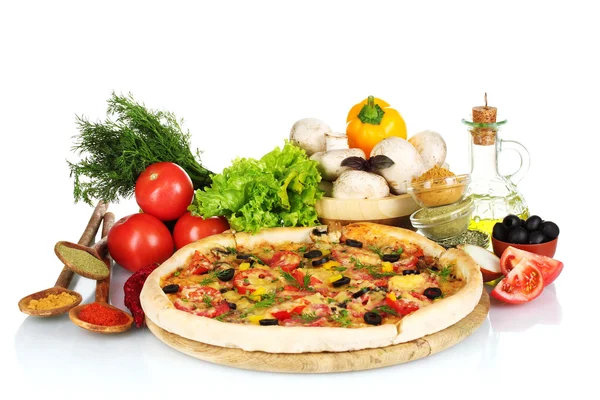 Deliziosa pizza su tavola di legno, verdure, spezie e olio isolato su whi — Foto Stock