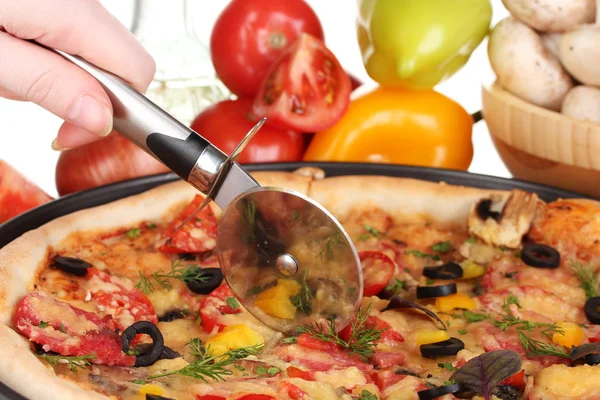 Pyszną pizzę, warzywa, przyprawy i oleju na białym tle — Zdjęcie stockowe