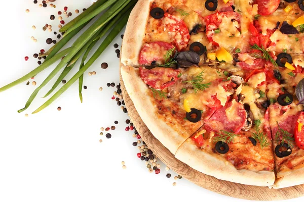 Leckere Pizza, Gemüse, Gewürze und Öl isoliert auf weiß — Stockfoto