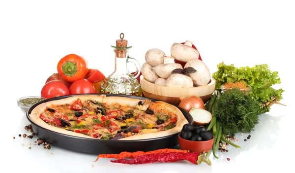 Heerlijke pizza op plaat, groenten en kruiden geïsoleerd op wit — Stockfoto