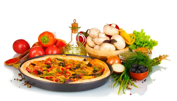 Deliciosa pizza en plato, verduras y especias aisladas en blanco — Foto de Stock