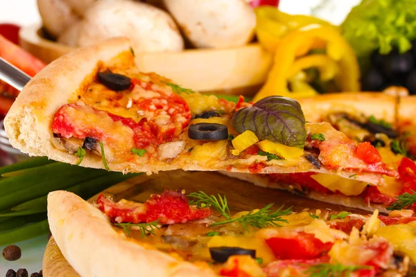 Delicious pizza and vegetables closeup — Stock Photo, Image