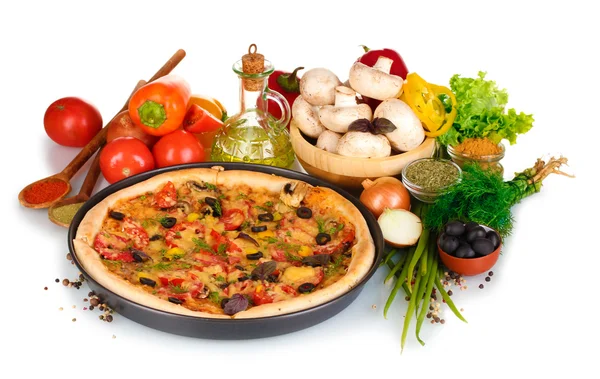 Deliziosa pizza su piatto, verdure e spezie isolate su bianco — Foto Stock