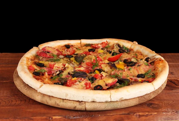 Deliciosa pizza com legumes na mesa de madeira no fundo marrom — Fotografia de Stock