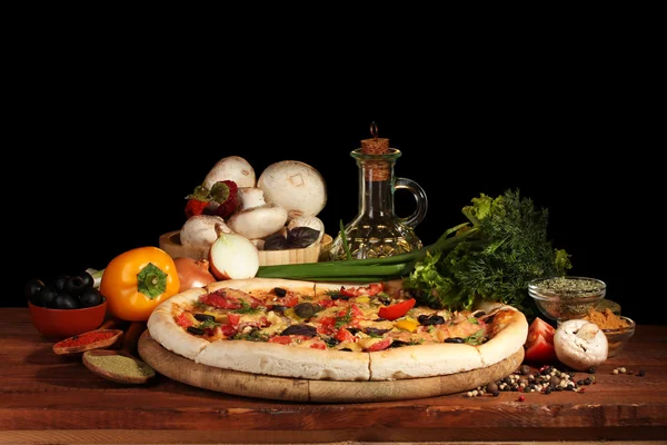 美味的比萨、 蔬菜和香料棕色背景上的木桌上 — 图库照片