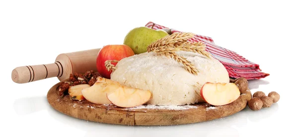 Ingrediënten voor zelfgemaakte taart op houten plaat geïsoleerd op wit — Stockfoto