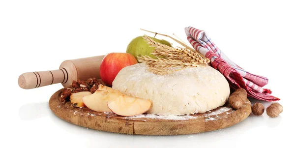 Ингредиенты для домашнего пирога на деревянной тарелке, изолированной на белом — стоковое фото