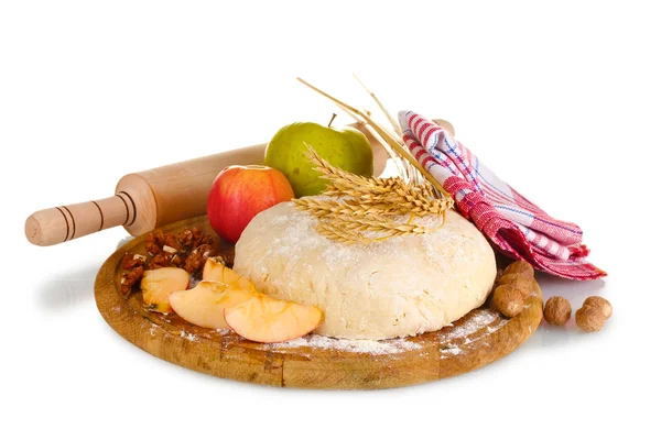 Ingredientes para torta caseira em placa de madeira isolada em branco — Fotografia de Stock