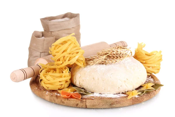 Ingredienti per pasta fatta in casa su piatto di legno isolato su bianco — Foto Stock