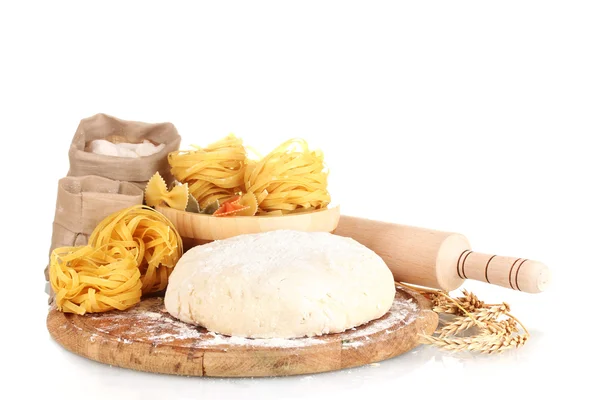 Ingredienser till hemgjord pasta på träplatta isolerad på vit — Stockfoto