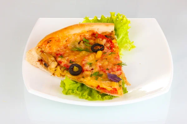 Смачний шматочок піци на тарілці ізольований на білому — стокове фото